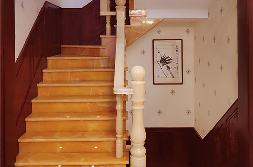 龙里中式别墅室内汉白玉石楼梯的定制安装装饰效果